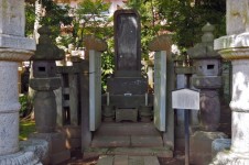 堀田正俊・正睦・正倫墓