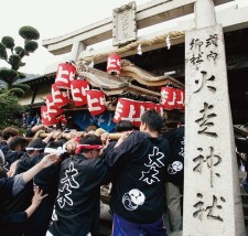 大木火走神社秋祭りの担いダンジリ行事