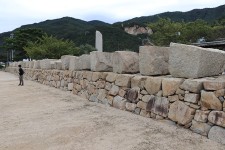 大坂城石垣石切とび越丁場跡および小海残石群（大坂城残石記念公園） 