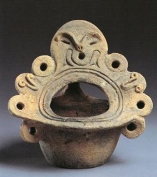 顔面付釣手土器 (前尾根遺跡)