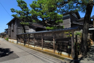 観田家住宅・主屋・西塀・西蔵