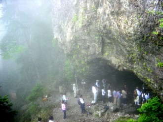 笙の窟・銅造不動明王像