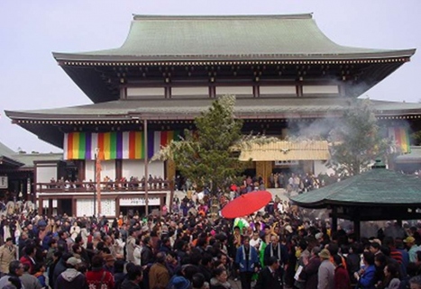 大勢の参拝客で賑わう成田山新勝寺の大本堂