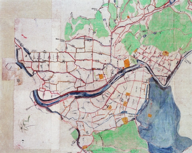美濃郡上本郷村道水路図 ― 明治10年頃。右下の青い部分が七尾城跡｡その北と西に中世城下の地割りが残る。黄色の部分は寺院や神社。