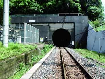 本格的にシールド工法を用いた日本で初めてのトンネルであり、世界初の海底トンネル—関門隧道下り線　関門隧道上り線［構成文化財］