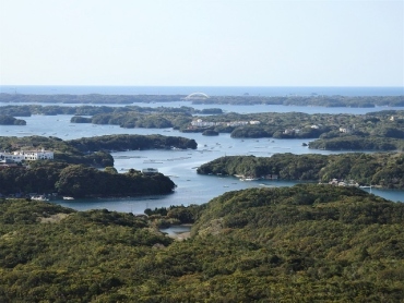 リアス海岸と真珠養殖の筏の景観