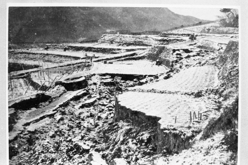 昭和7年の地すべりによる地割れの様子