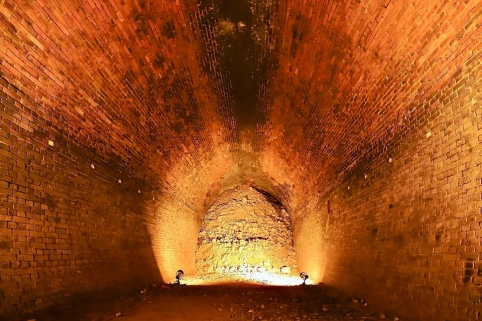 亀の瀬トンネルの崩落面