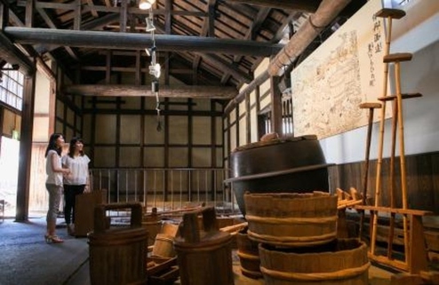 現存する日本最古の酒蔵「旧岡田家住宅・酒蔵」に展示される酒造道具等の見学