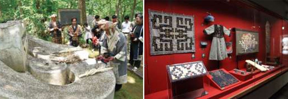 左：上川アイヌの長に感謝を捧げる祈り/右：上川アイヌの歴史を伝える資料