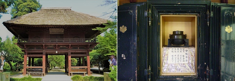 左：茂林寺の山門/右：茂林寺に伝わる茶釜