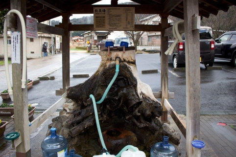 株湯から出る温泉は飲用として持ち帰ることができ、県外から来られる方も少なくないといいます。