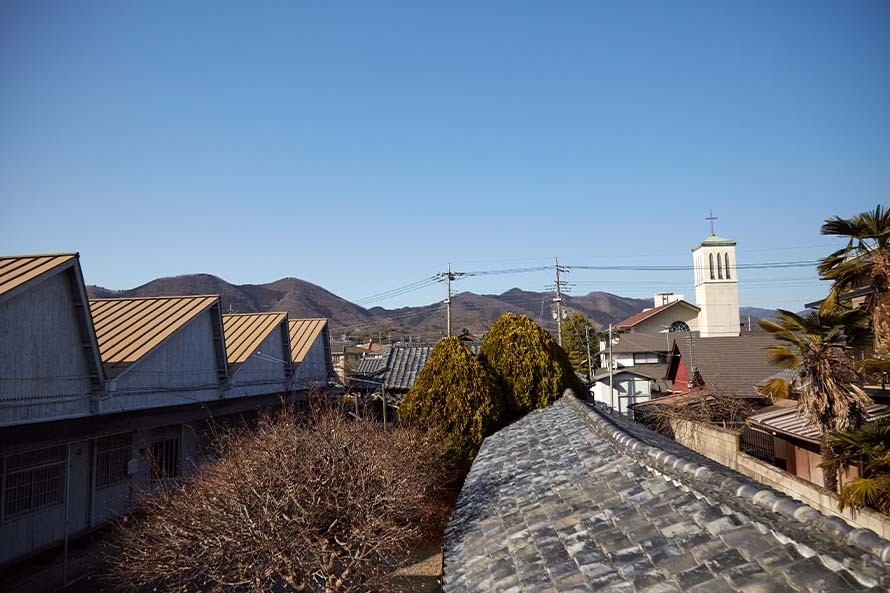 敷地内の展望台からは、「紫」のノコギリ屋根や、吾妻山が眺められます。