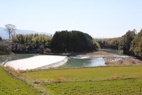 百太郎溝と球磨川と田んぼが織りなす風景