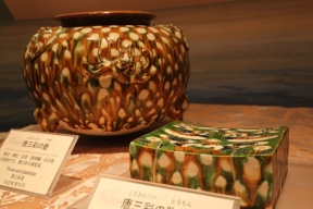 緑色・褐色・白色の3色で彩取られた唐三彩の焼き物(復元品)