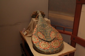 復元された美しい模様の琵琶袋