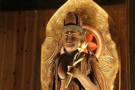 奈良時代に作られた観音様は、1000年以上前のものとは思えない美しさを纏っています。