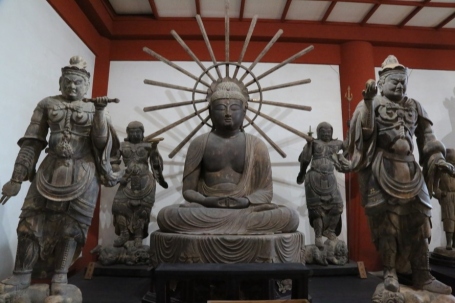 座った仏像も数多く残っています。