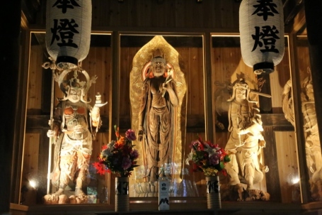 奈良時代に作られた観音様は、お顔や身体がスリムなのが特徴です。