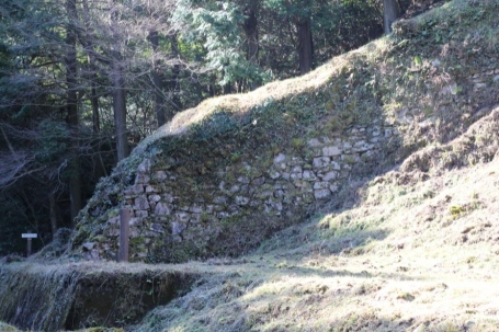 石を積んでできた城門近くの城壁（百間石垣）の長さは、180mに及びます。