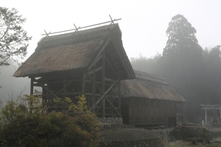 池の上の人工島に建てられた十島菅原神社