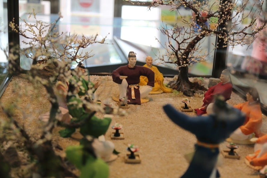 博多人形で再現された「梅花の宴」の模型(山村 延燁作)
