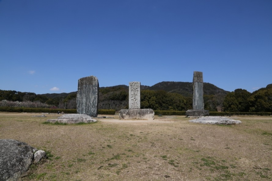 大宰府政庁の正殿の跡では、柱が建てられた平安時代の大きな礎石を見ることができます。
