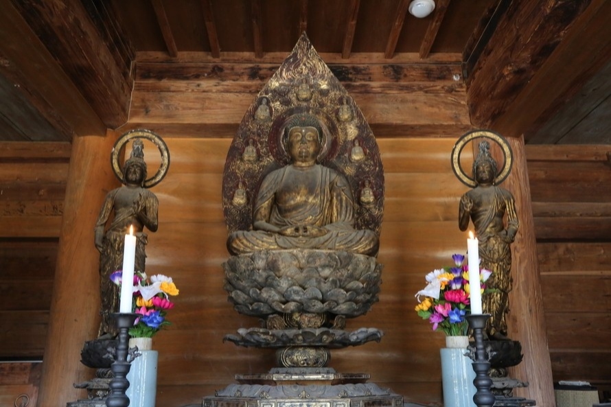 鎌倉時代初期に作られた阿弥陀如来と菩薩の仏像
