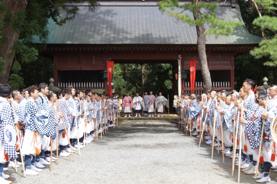 画像提供：出羽三山神社　地元の人以外も参加できる秋の峰入りには毎年160人ほどが参加する