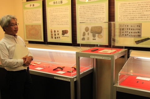 出土した鉄器や製鉄道具の数々が、遺跡内の施設に展示されています。