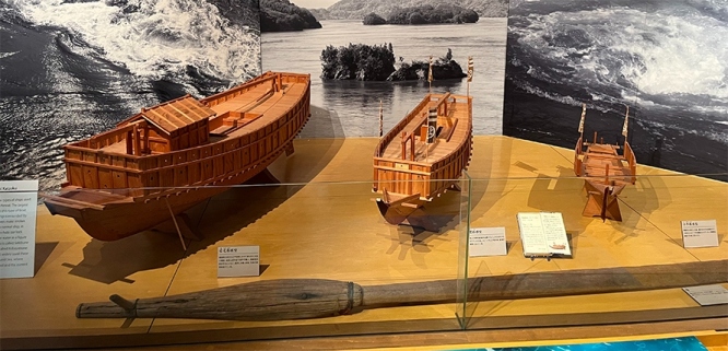 左から安宅船（あたけぶね）、関船、小早船