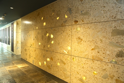 大理石でできた壁面の内側からは、光が差し込む