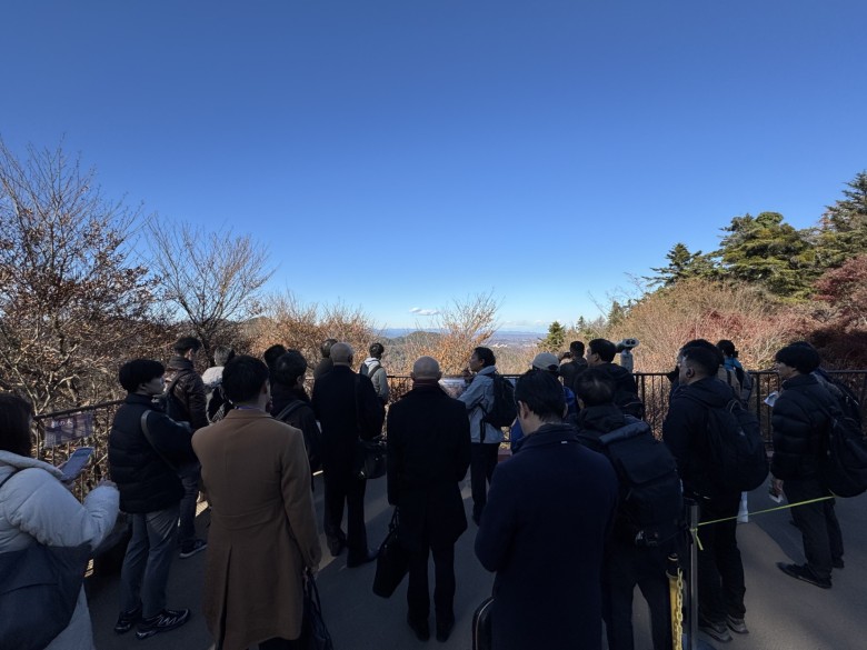 画像：高尾山駅から八王子城山を望む