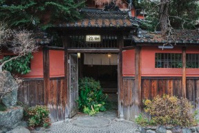 つるべすし弥助の門構え