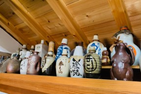 各地の酒徳利（奥藤酒造郷土館）