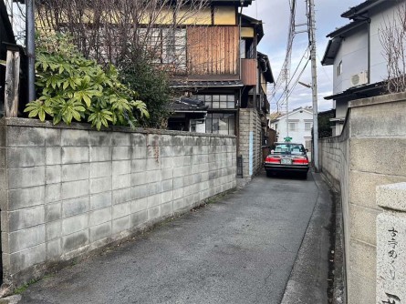 タクシーが通るのがぎりぎりな狭い道
