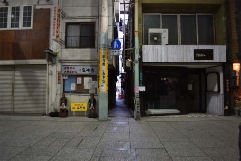 お店とお店の間の細い路地