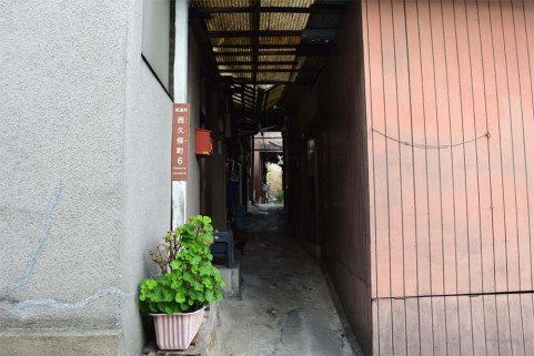 建物の間の路地