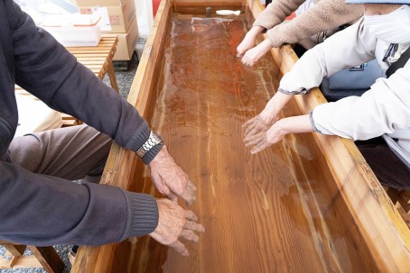 温泉に手をつける様子