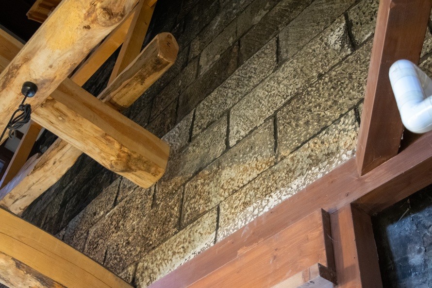 石蔵だった名残が店内にも