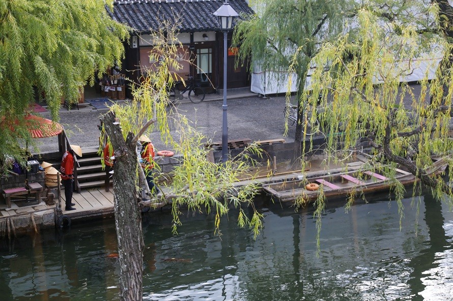 「倉敷館観光案内所」からは倉敷川や町並みを見下ろせる