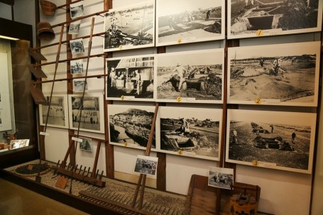 塩作りの様子がパネル展示で学べる