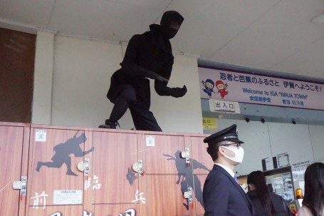 駅構内のロッカーの上にも！