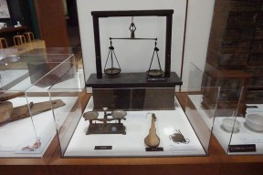 薬づくりの道具や薬草、資料