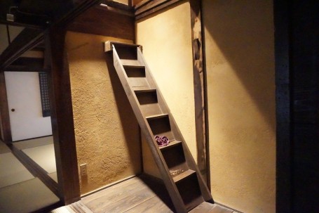 2階へ続く階段に早変わり！