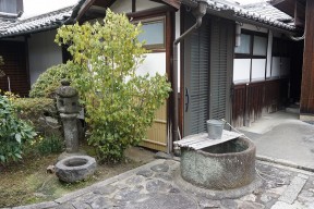 井戸のある勝手口　