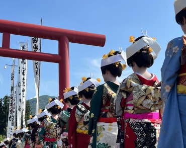 会津田島祇園祭の七行器(ななほかい)行列の様子