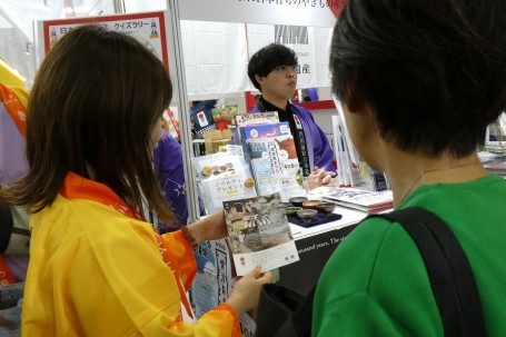 写真：お客様に説明をする協議会スタッフ