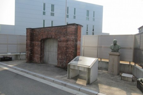 飾磨津物揚場跡周辺に残るレンガ造建物の一部