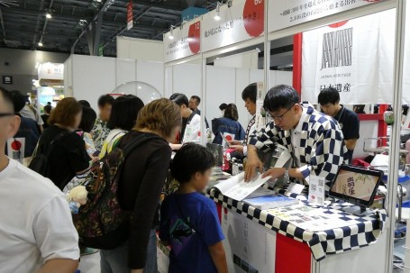 写真：協議会スタッフと親子